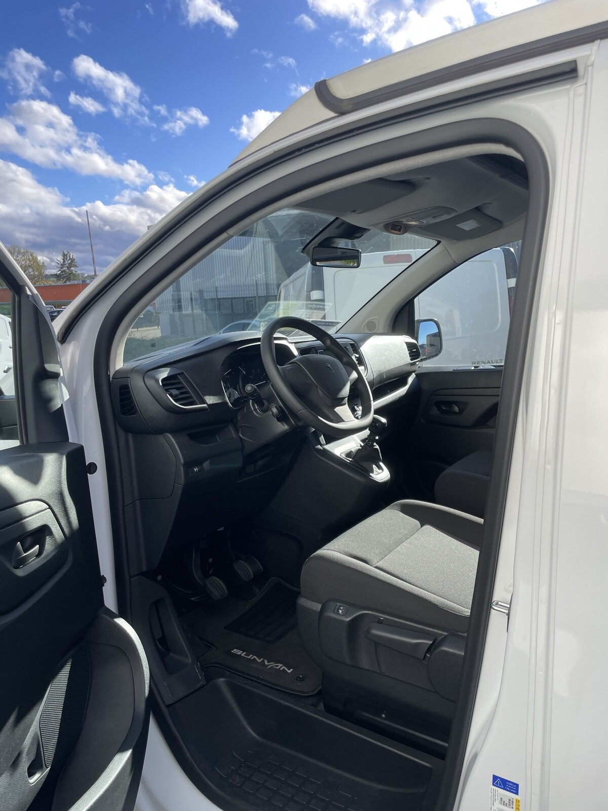 Sunvan 2.0 BlHDi 145 - 8 Sitze & Schlaf-Hubdach