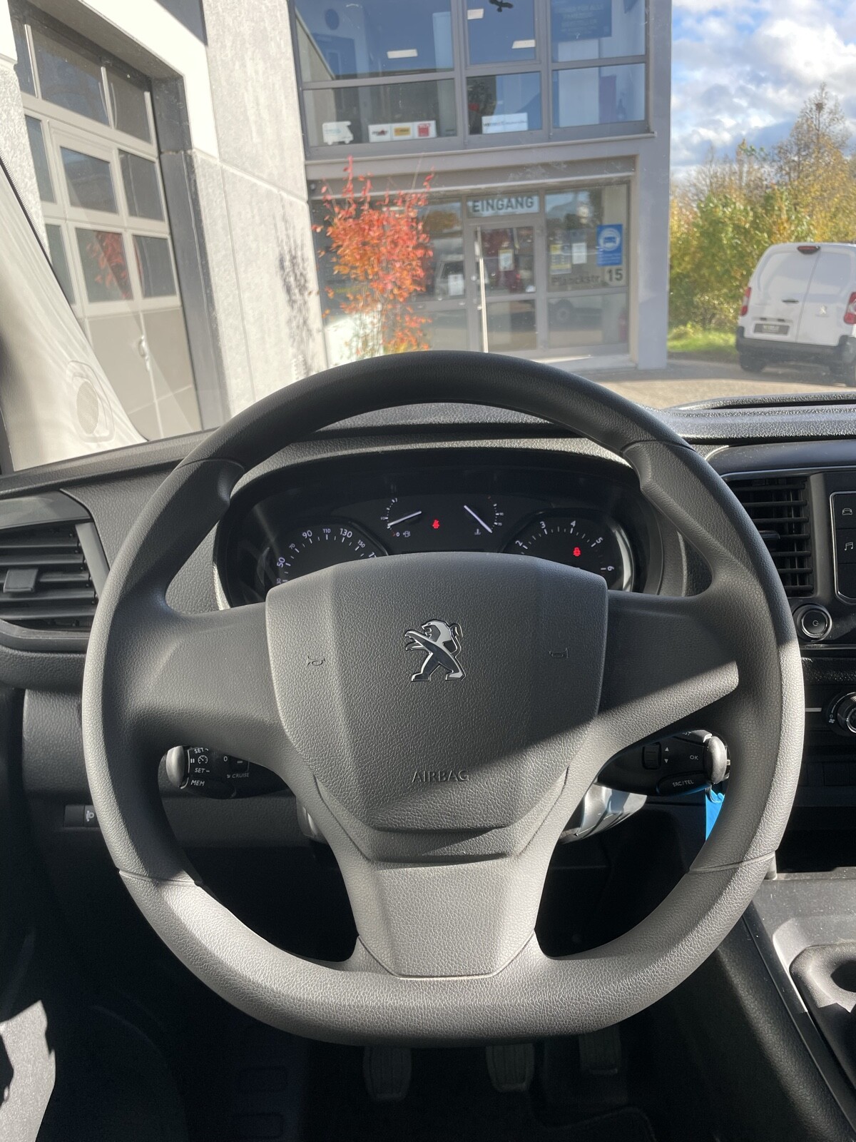 Sunvan 2.0 BlHDi 145 - 8 Sitze & Schlaf-Hubdach