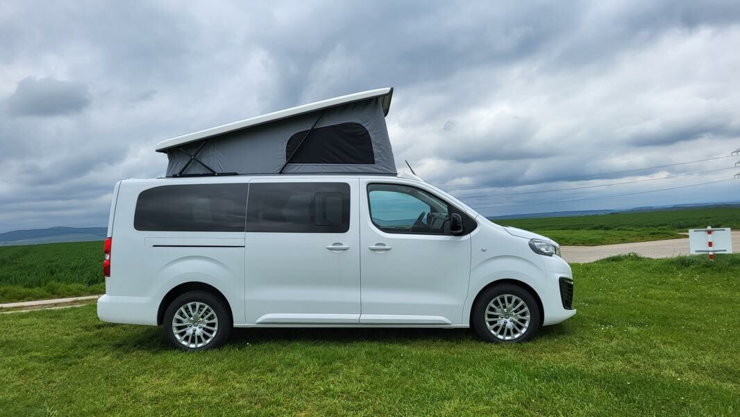 Sunvan 2.0 BlHDi 145 - 8 Sitze & Schlaf-Hubdach