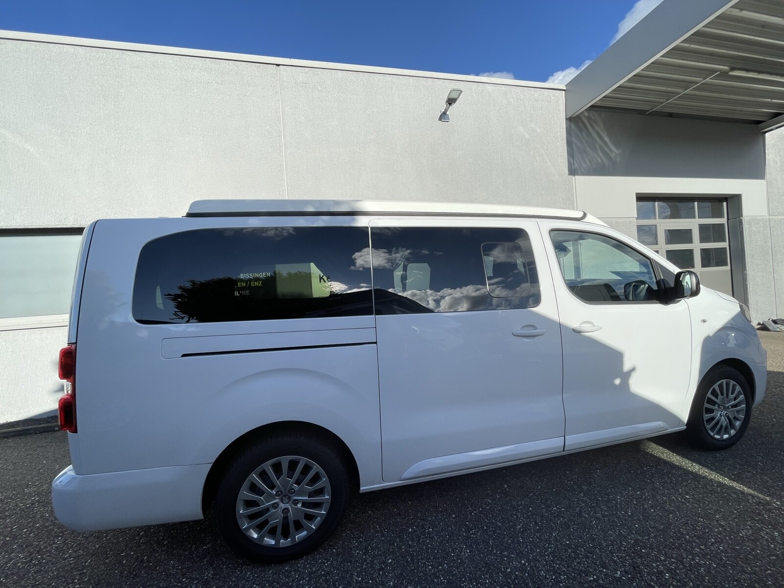 Sunvan 2.0 BlHDi 145 - 8 Sitze & Schlaf-Hubdach