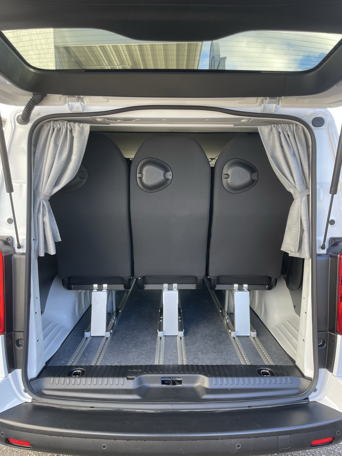 Sunvan 2.0 BlHDi 145 - 8 Sitze & Schlaf-Hubdach