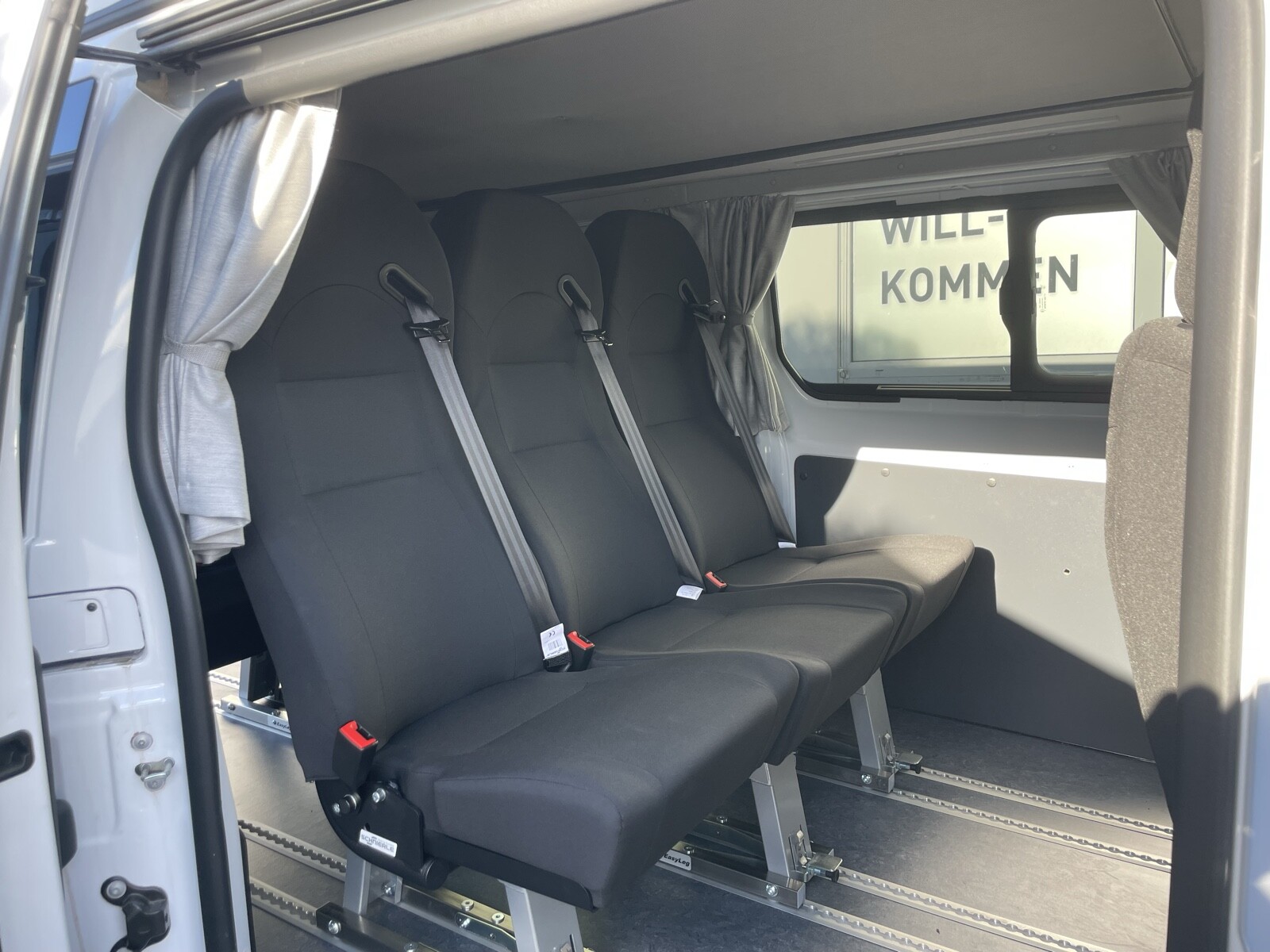 Sunvan 2.0 BlHDi 145 - 8 Sitze & Schlaf-Hubdach