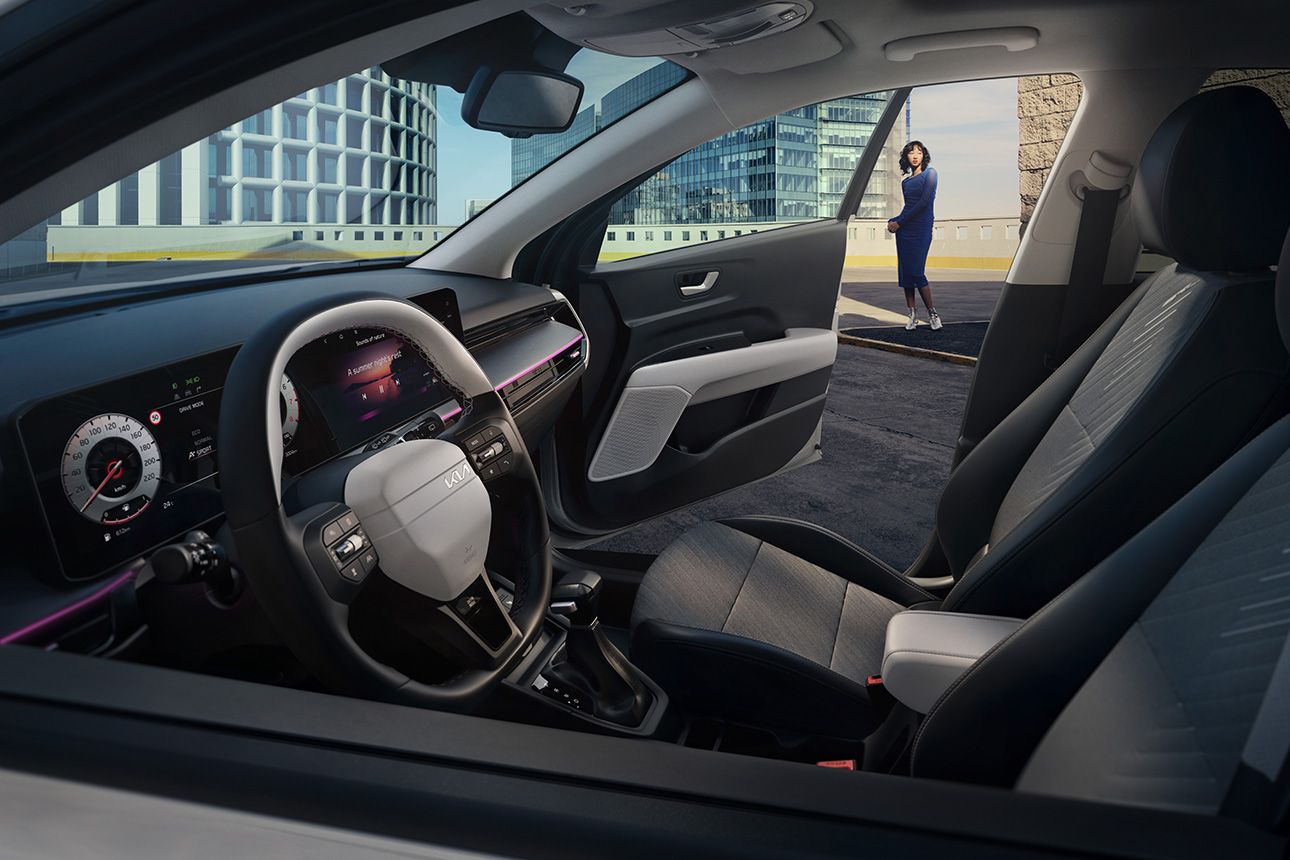 kia-stonic-ice-gtl-my26_LS_DisplaySteeringWheel_with_Talent-interior